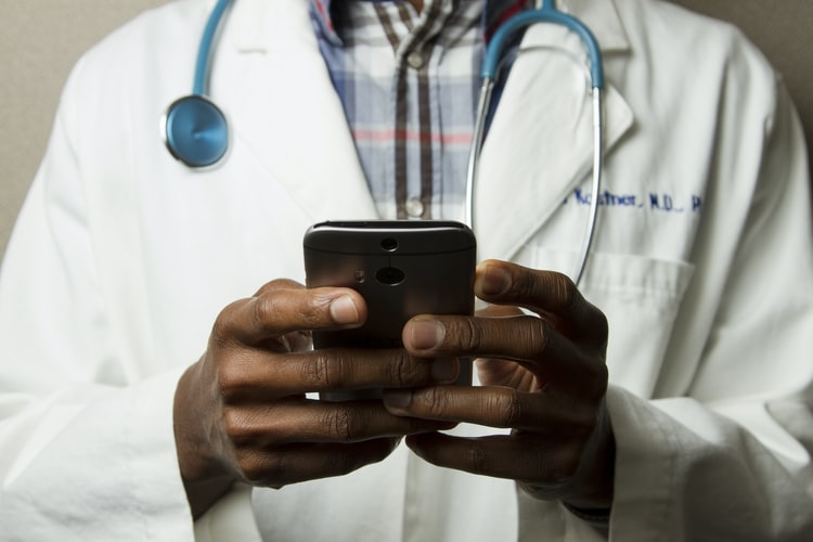 Réception téléphonique augmentée pour hôpitaux et EHPAD