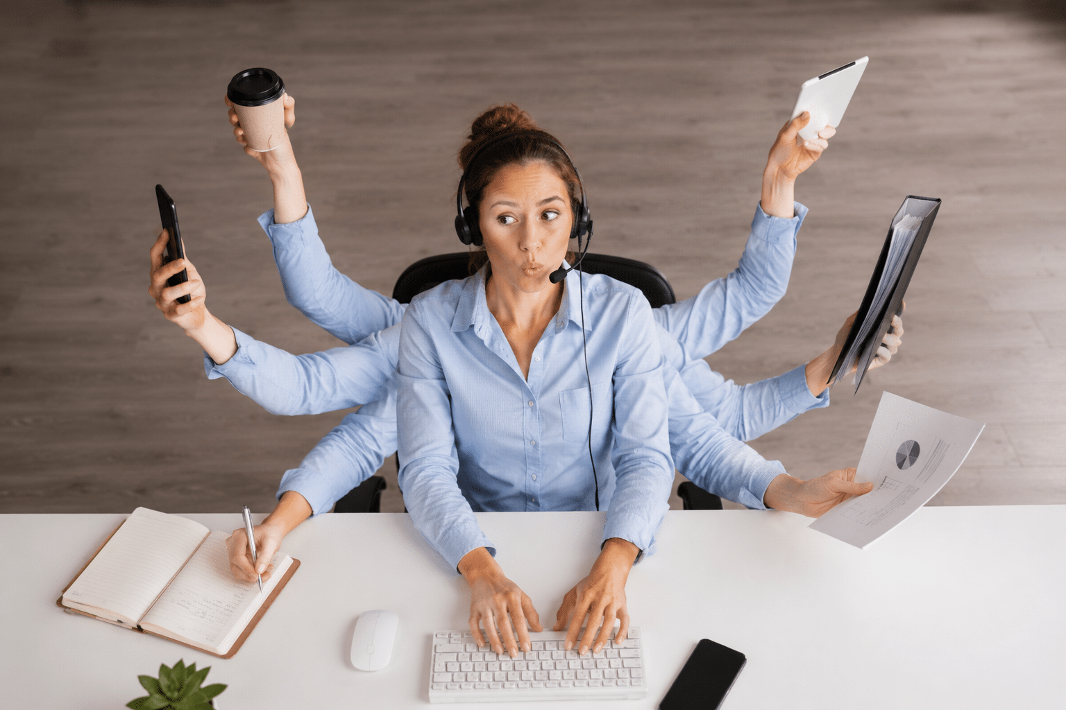 Gestion de la relation client omnicanale et multicanale : conseillère gérant simultanément téléphone, ordinateur et messages, illustration de la réception multicanal